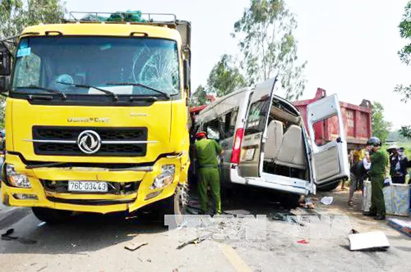 Quảng Ngãi: Tai nạn giao thông, 9 người thương vong