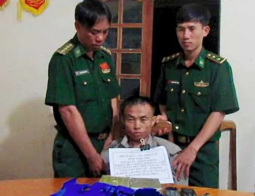 Bắt đối tượng vận chuyển 2 bánh heroin và 3.000 viên ma túy