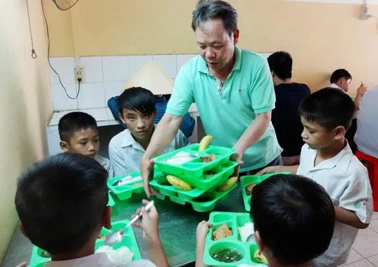 Quán cơm 2.000 đồng