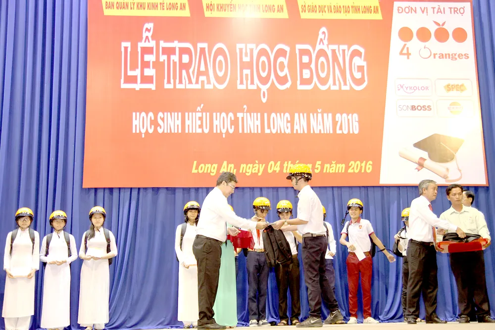 4 Oranges trao 400 suất học bổng cho các em học sinh tỉnh Long An