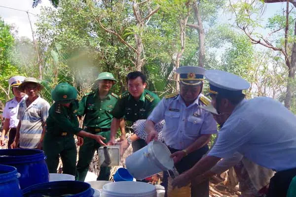 Vùng 2 Hải Quân hỗ trợ cung cấp nước ngọt cho dân ảnh 2