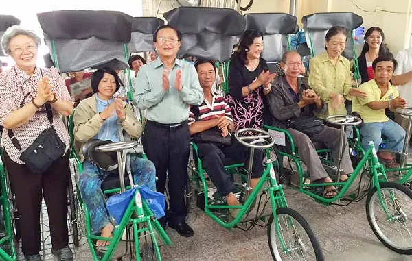 Việt kiều Australia giúp người khuyết tật