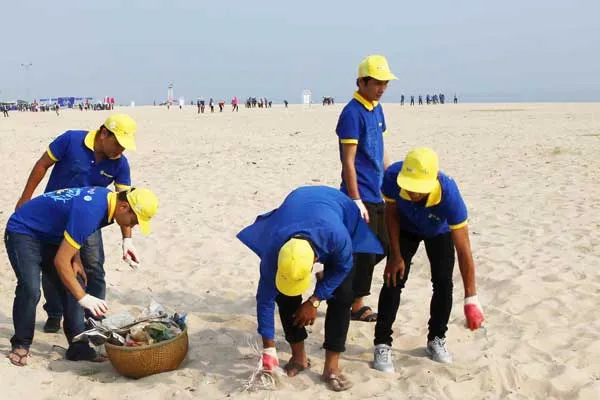 Thừa Thiên – Huế: Gần 2.000 người tham gia thu dọn rác bãi biển
