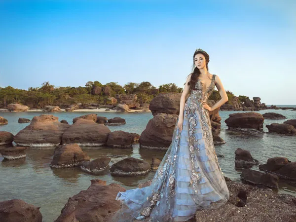 Nguyễn Thị Huyền kiêu sa với váy Hoàng Hải, Hà Hồ dẫn con đi xem thời trang