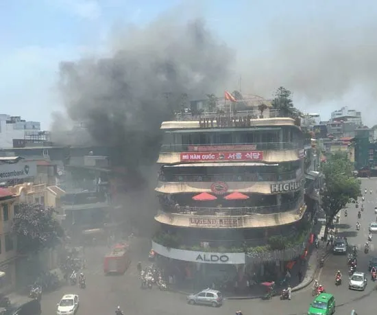 Cháy kho hàng phố Cầu Gỗ