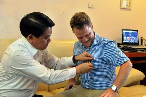 Chủ tịch UBND TP Hà Nội cám ơn “ông Tây” nhặt rác