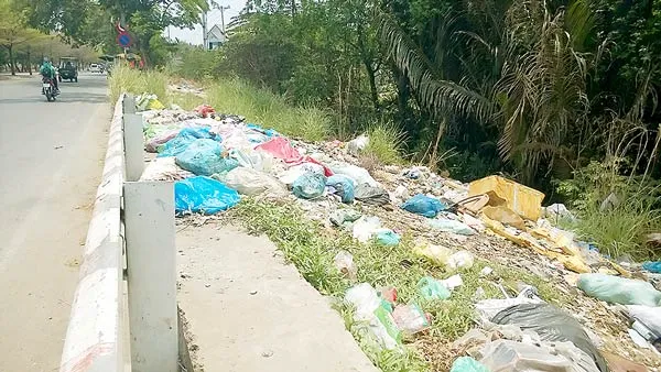 Rác ngập dốc cầu Ông Bé