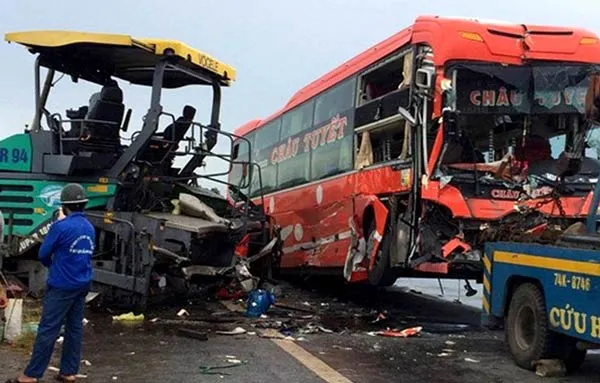 Xe khách và xe rải thảm húc nhau, nhiều người thương vong