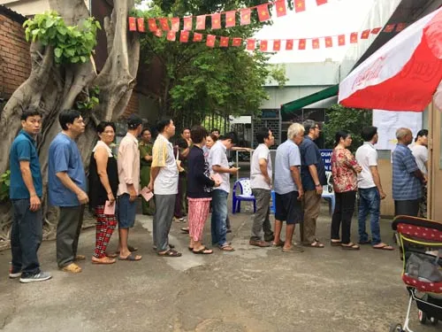 Hàng triệu cử tri cả nước nô nức đi bỏ phiếu bầu đại biểu Quốc hội và HĐND các cấp ảnh 15