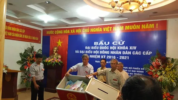 Đồng loạt mở thùng  phiếu bầu cử lúc 19 giờ