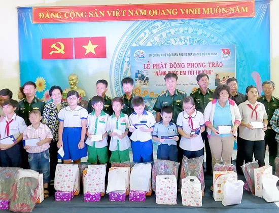 Khi người lính nâng bước trẻ tới trường