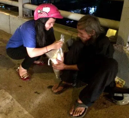 Hũ gạo sẻ chia tới người nghèo