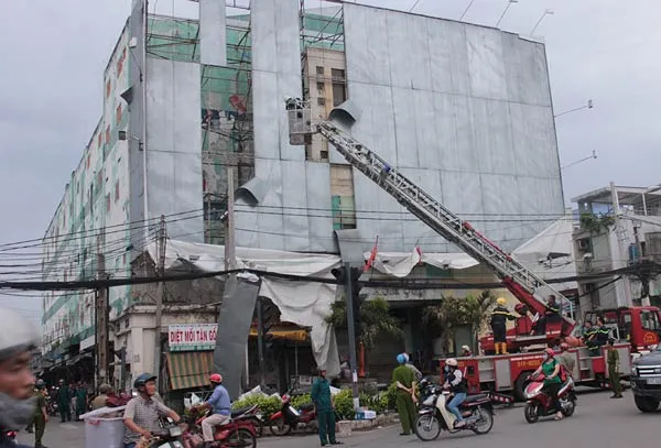 Nguy hiểm từ những bảng quảng cáo cũ