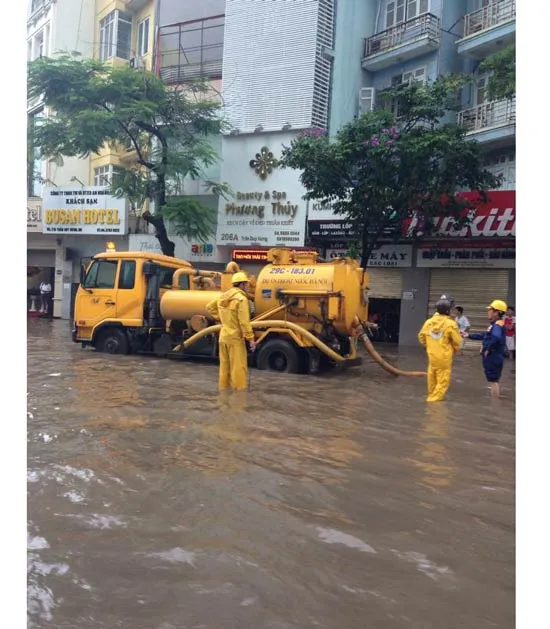 Hà Nội chìm trong biển nước sau đêm mưa lớn ảnh 7