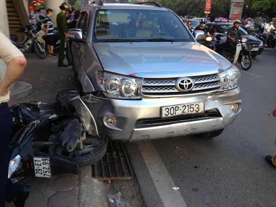 Ô tô gây tai nạn liên hoàn, hàng chục người bị thương