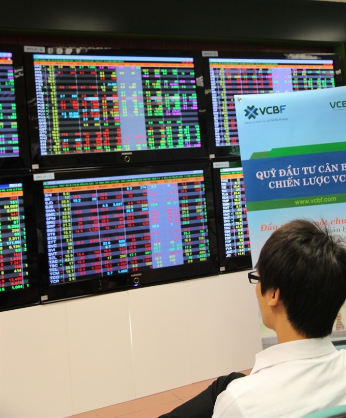 An investor keeps track on share movements at Vietcombank Securities Corp’s exchange platform. — VNS Photo Trương Vị
