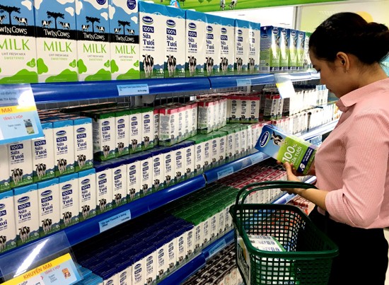 A consumer is choosing Vinamilk products (Photo: SGGP)