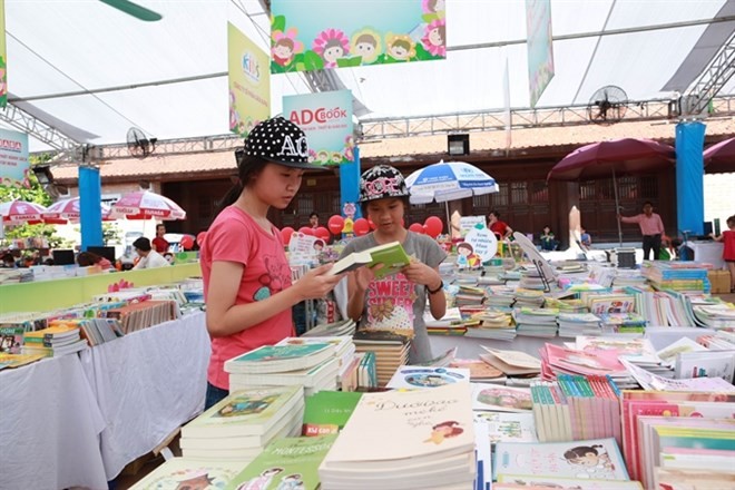 Children read books at the Temple of Literature. (Photo:VNA)