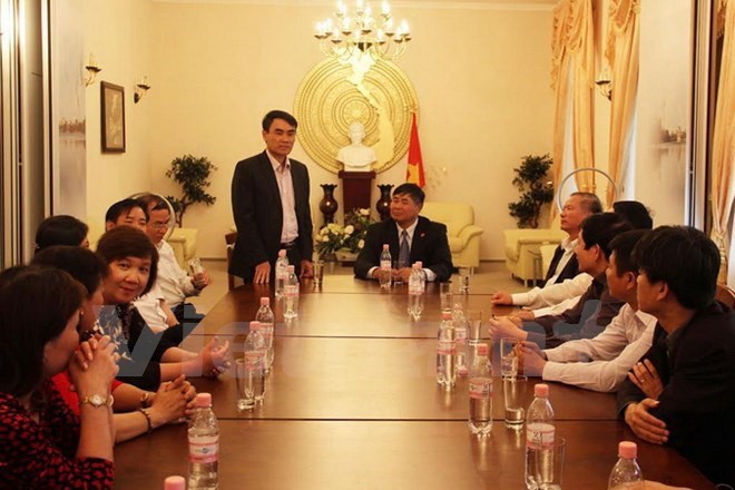 Deputy head of Vietnamese National Assembly Committee for National Defence and Security Tran Dinh Nha speaks at meeting with Vietnamese embassy staff in Berlin (Source: VNA)