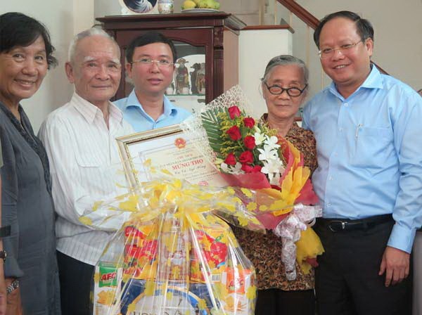 Vice chief of Party Tat Thanh Cang visits family of Vu Ngo Hong. (Photo:SGGP)
