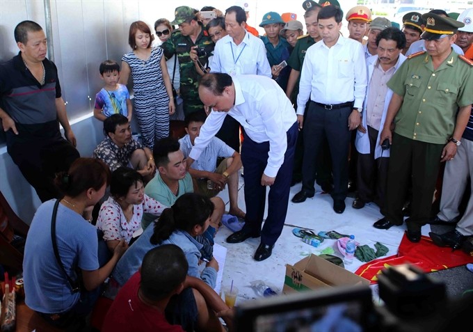 Prime Minister Nguyễn Xuân Phúc visited the families of the victims of the capsized boat in the central city of Đà Nẵng yesterday. - VNA/VNS Photo Trần Lê Lâm