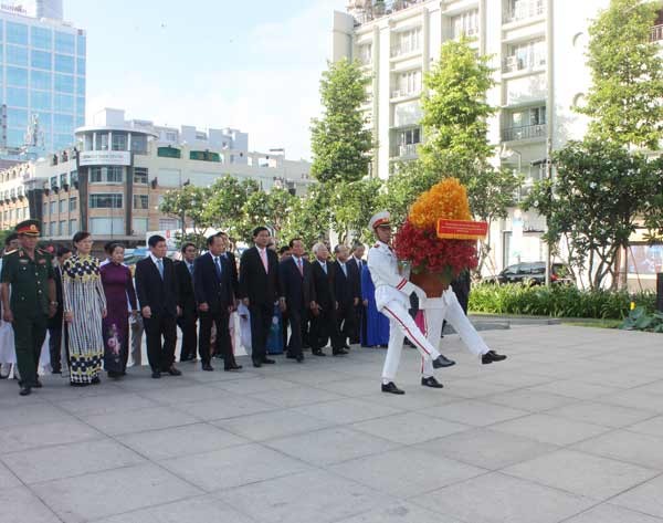 Party and State leaders lay a wreath of flowers to late President Ho Chi Minh. (Photo: SGGP)