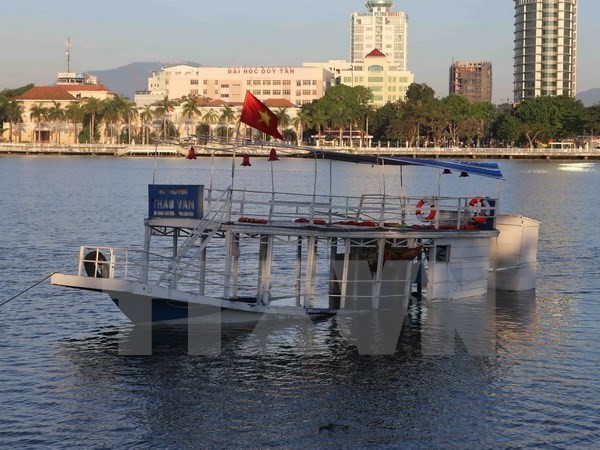 Thao Van 2 boat was brought to Han river bank (Photo: VNA)