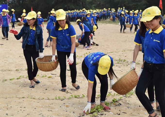 Youth volunteers collect garbage on the beach of Quảng Trạch District of central Quảng Bình Province. Prime Minister Nguyễn Xuân Phúc yesterday called for the harmonisation of socio-economic development and environmental protection on the occasion of 2016 Việt Nam Seas and Islands Week and World Oceans