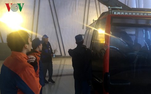 The body of the British tourist is brought out of the forest by a cable car (Source: VOV)