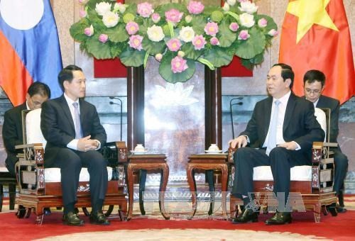 President Tran Dai Quang receives Lao Foreign Minister Saleumxay Kommasith during the minister's official visit to Vietnam (Source: VNA)