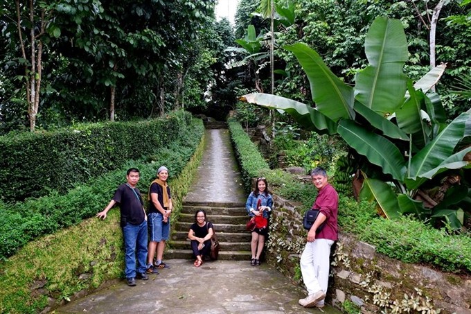 Sight to behold: Tourists visit an old house in Lộc Yên village, Tiên Cảnh commune, in the central Quảng Nam Province’s Tiên Phước District. (Photo: VNS)