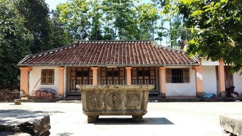Blast to the past: An ancient house is preserved by a local resident in Lộc Yên village in the central Quảng Nam Province’s Tiên Cảnh commune. The house was built nearly 200 years ago, along with a garden, rows of trees and bushes, a stone path entrance and terraced walls. (Photo: VNS)