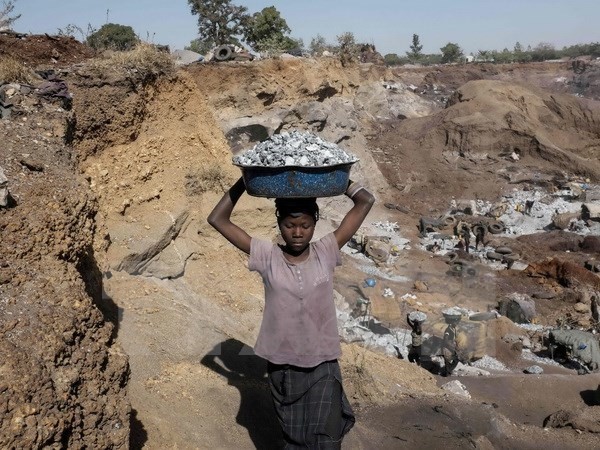 A child working at a quarry in Ouagadougou, Burkina Faso (Source: AFP/VNA)