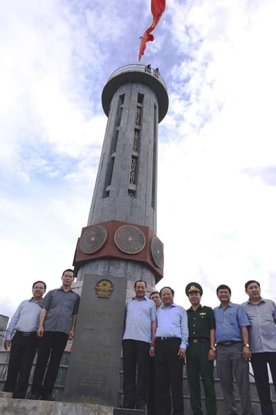 The delegation of the Ho Chi Minh City's authorities visits Lung Cu flag pole. (Photo: Sggp)