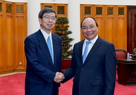 Prime Minister Nguyễn Xuân Phúc receives ADB President Takehiko Nakao during a reception in Hà Nội yesterday.(Photo: VGP)