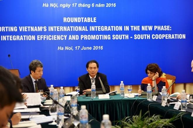 The roundtable on Vietnam’s international integration takes place in Hanoi on June 17 (Photo: VNA)