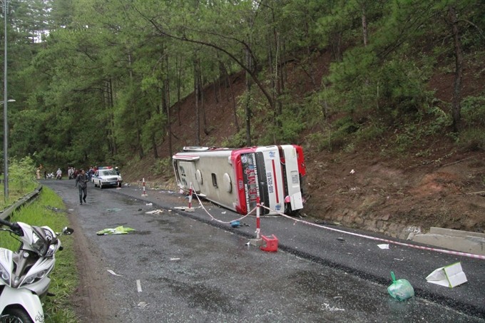 At least eight people died and dozens were injured in a head-on collision of two passenger coaches in Đà Lạt yesterday. — VNA/VNS Photo Đặng Tuấn