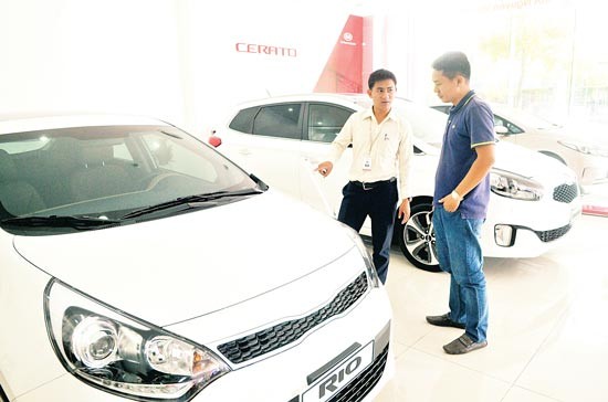 Car buyers at a shop in Nguyen Van Troi street, HCMC (Photo: SGGP)