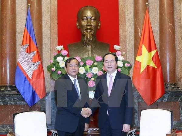 President Tran Dai Quang (R) and Cambodian Minister of Foreign Affairs and International Cooperation Prak Sokhonn (Source: VNA)