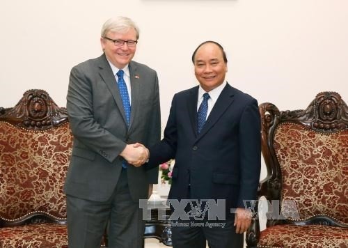 PM Nguyen Xuan Phuc (R) and former Australia PM Kevin Rudd (Source: VNA)