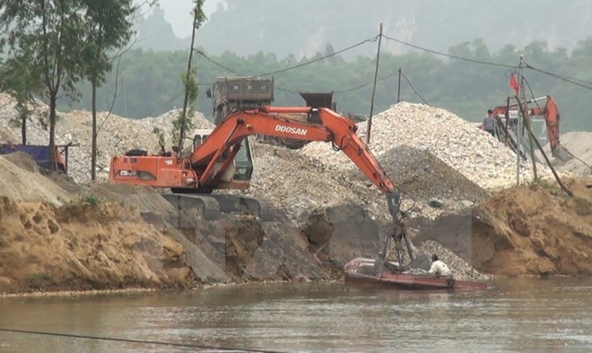 Illegal exploiting sand in Pho Day river in Tuyen Quang province (Source: VNA)