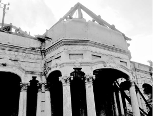 The roof of the villa has been removed in No Trang Long street, Binh Thanh district (Photo: Pham Tran Hai)