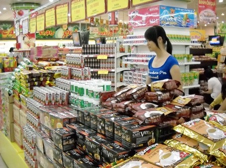 A customer shops at a Co.opmart supermarket in the southern province of Biên Hòa. - Photo baodongnai.com.vn