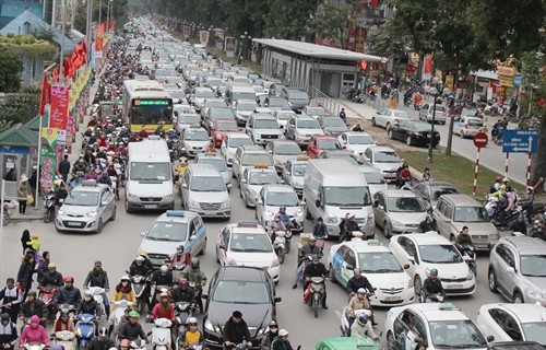 Hà Nội’s Giảng Võ Street suffers overcrowding one afternoon. Increases in population and the number of vehicles are among major causes for air pollution levels to skyrocket in Hà Nội. – VNA/VNS Photo Tú Anh