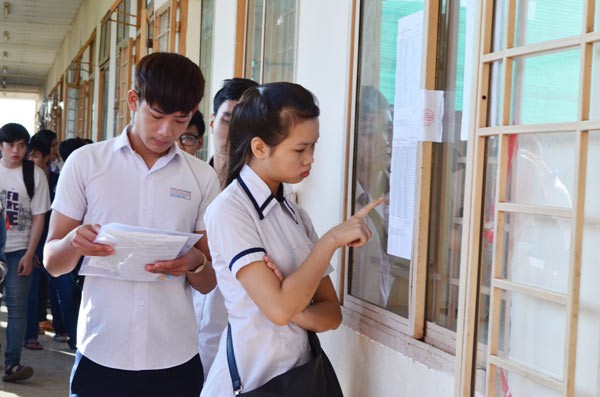 This morning, candidates nationwide conduct procedures for the 2016 National High School Examination.(Photo:SGGP)