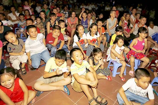 Trẻ vùng sâu vùng xa nhận quà Tết Thiếu nhi