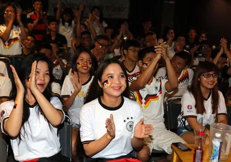 Pháp sẽ trục xuất CĐV quá khích ảnh 6