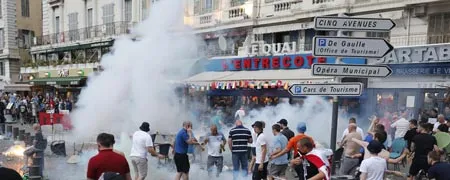 Pháp sẽ trục xuất CĐV quá khích ảnh 1