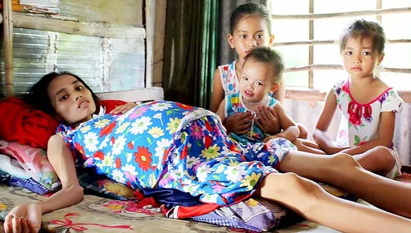 Mẹ ung thư ruột thắt lòng vì 3 con nhỏ dại