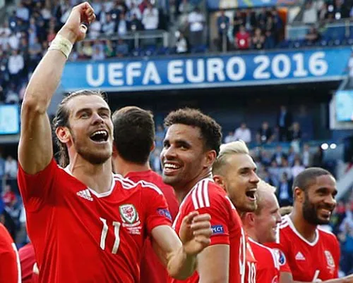 ''Cơn địa chấn'' của người tí hon Iceland ảnh 1